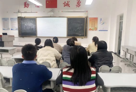 专家引领行大道 深度研修学且思437.png