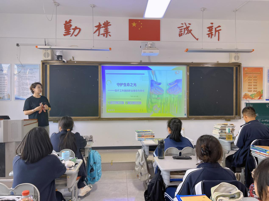 开启生涯课堂大门，铺就职业规划之路 ——甘肃嘉威中学开展生涯教育讲师团授课活动